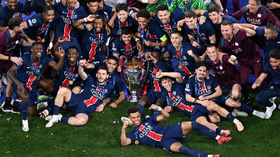 Jogadores do PSG posam com taça de campeão da Champions League Jogadores do PSG posam com taça de campeão da Champions League