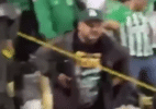 Torcedor do Atlético Nacional faz gestos racistas a são-paulinos durante jogo