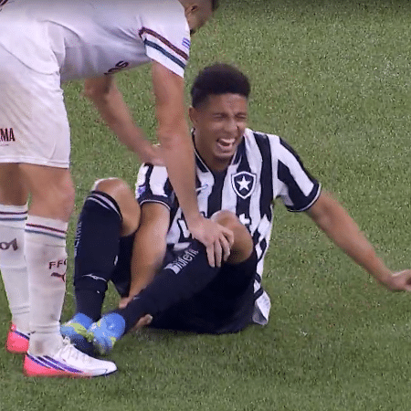 Barrera, do Botafogo, sente lesão durante jogo contra o Fluminense pelo Brasileirão