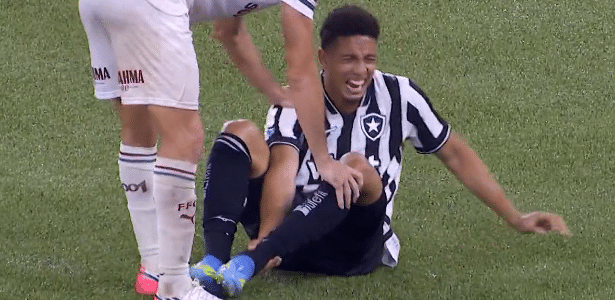 Meia tropeça sozinho, grita de dor e é substituído em Botafogo x Flu