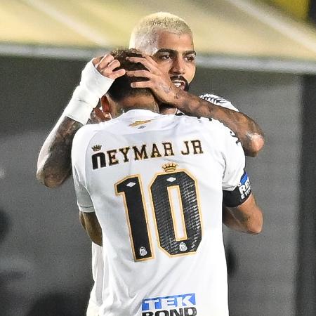 Neymar e Gabigol comemoram gol do Santos contra o Macará, na Vila Belmiro