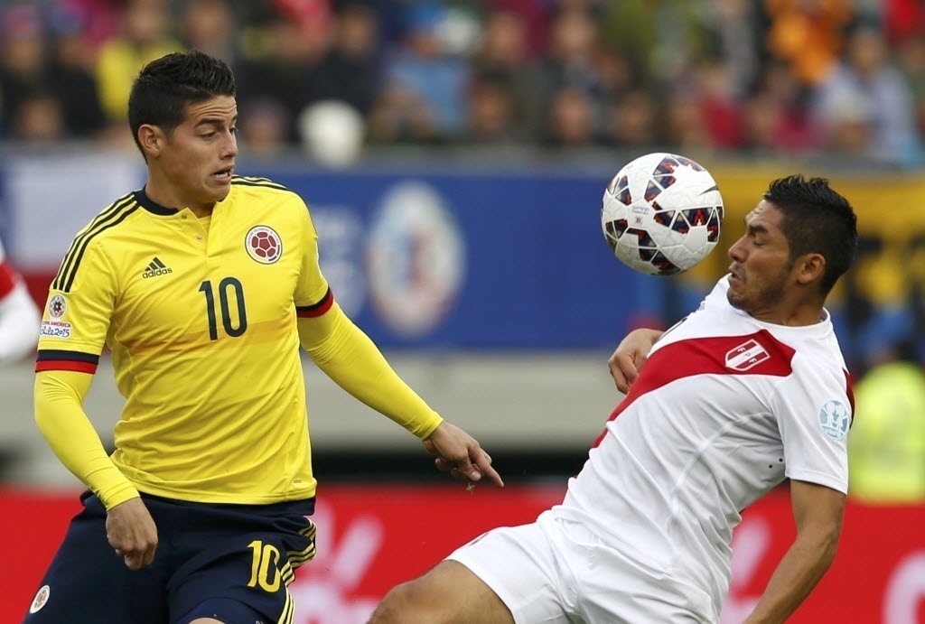 James Rodríguez disputa bola com Joel Sanchez no jogo entre Colômbia e Peru na última rodada do grupo C da Copa América - REUTERS/Carlos Garcia Rawlins