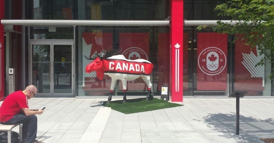A delegação canadense tem como mascote um alce, e uma réplica estilizada do animal fica em frente seu prédio da equipe na Vila