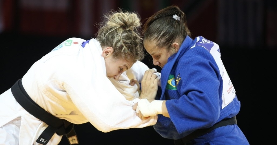 Brasileira Maria Portela, de azul, enfrenta a canadense Kelita Zupancic na semifinal do judô dos Jogos Pan-Americanos