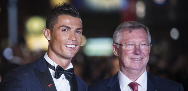 Cristiano Ronaldo posa ao lado de Ferguson, que foi seu treinador no United - JACK TAYLOR / AFP