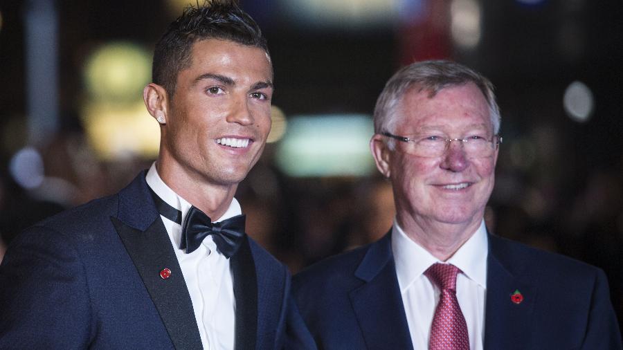 Cristiano Ronaldo posa ao lado de Alex Ferguson, que foi seu treinador no Manchester United - JACK TAYLOR / AFP
