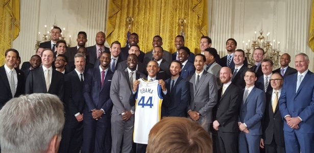 Obama recebeu campeões do Golden State Warriors e divertiu atletas com piadas - Twitter/Reprodução