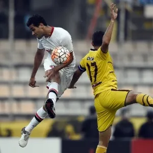 Alan Kardec tenta cabeçada pelo São Paulo contra o Trujillanos - AFP PHOTO/JUAN BARRETO