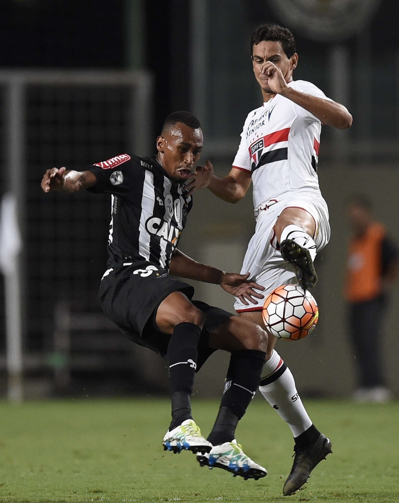 Ganso é marcado por Eduardo durante jogo do São Paulo contra o Atlético-MG na Libertadores - AFP PHOTO / DOUGLAS MAGNO