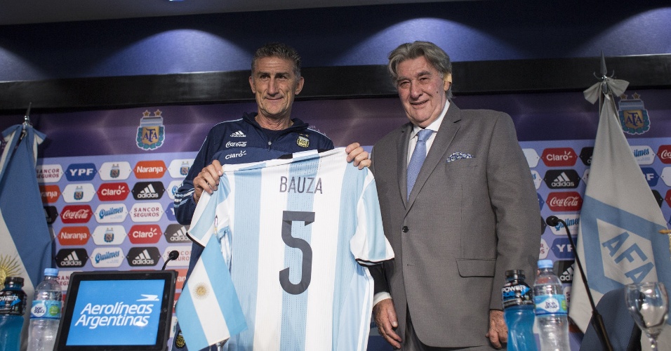 Bauza é apresentado na Argentina e recebe a camisa 5 da seleção