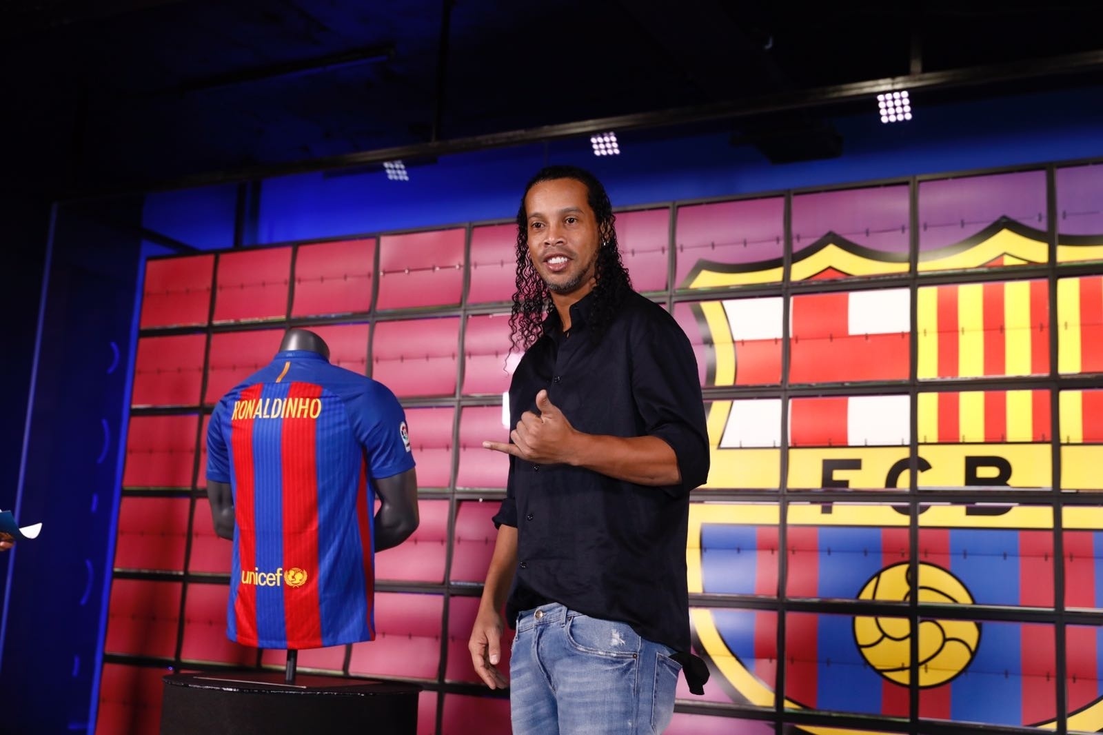 Resultado de imagem para Ronaldinho é recebido  em visita surpresa ao treino do Barça