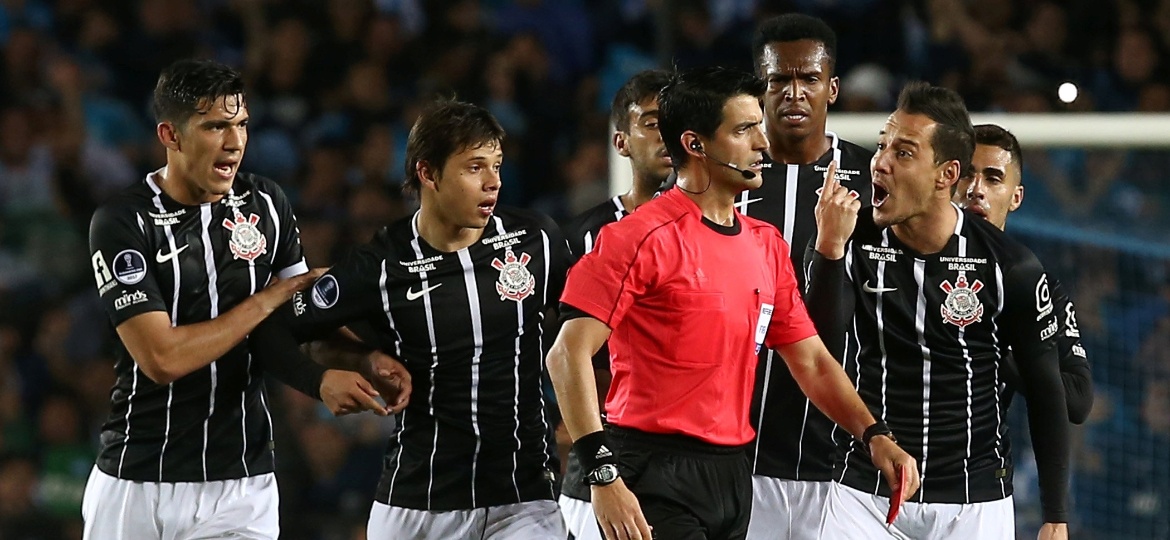 Rodriguinho, do Corinthians, discute com o árbitro após expulsão; clube ainda não recebeu resposta da Conmebol - Agustin Marcarian/Reuters