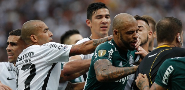 Confusão entre Felipe Melo e Clayson ocorreu no fim do primeiro tempo na Arena Corinthians - Daniel Vorley/AGIF