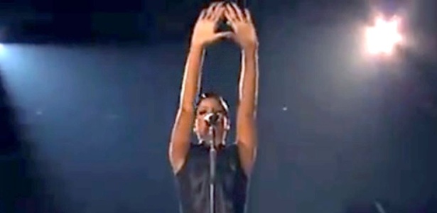 Rihanna faz gesto que remete a diamante no American Music Awards 2013 - Reprodução/YouTube - Reprodução/YouTube
