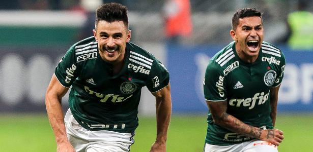 Willian comemora com Dudu o segundo gol do Palmeiras sobre o São Paulo - Ale Cabral/AGIF