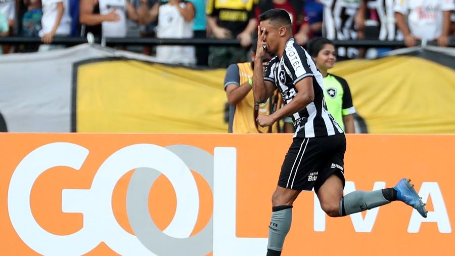 Erik fez o gol da vitória sobre o Defensa y Justicia nesta quarta no Nilton Santos - REUTERS/Ricardo Moraes