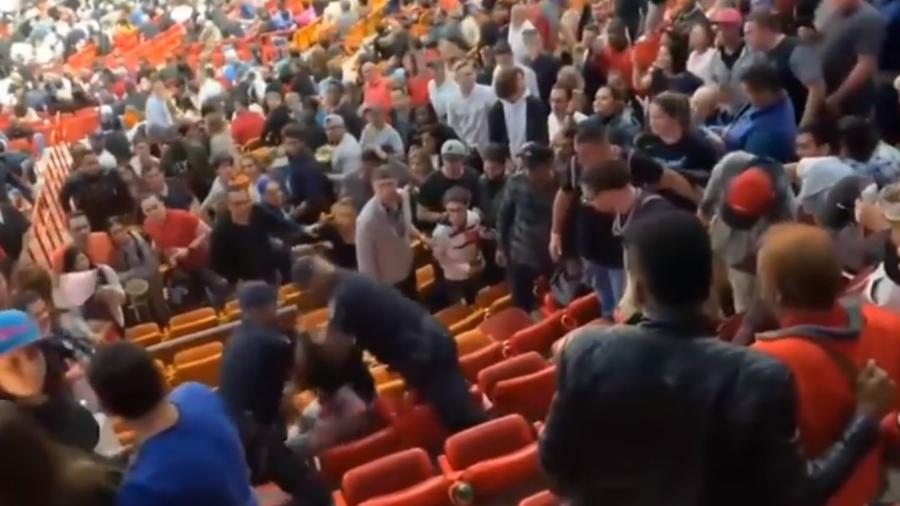 Policiais abordam Adián Mato durante partida da NBA - Reprodução/Marca