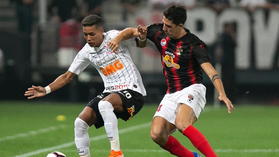Pedrinho disputa bola com o defensor do Deportivo Lara, pela Copa Sul-Americana - Daniel Vorley/AGIF