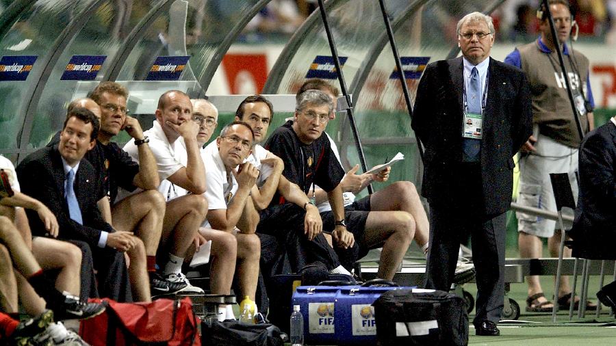 Eliminado pelo Brasil em 2002, Robert Waseige (em pé) encerrou a carreira como treinador no Molenbeek Brussels, em 2005 - Tim de Waele/Corbis via Getty Images