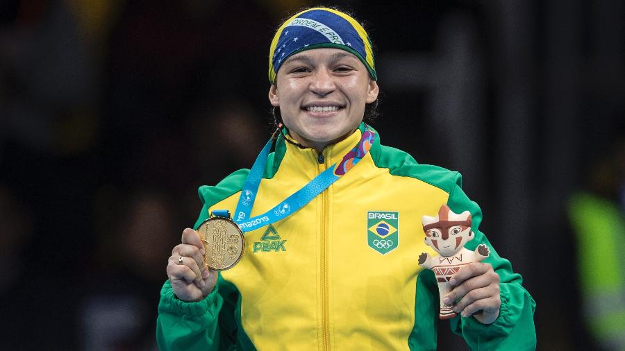 Beatriz Ferreira exibe medalha de ouro conquistada no boxe feminino do Pan-2019 - Jonne Roriz/COB