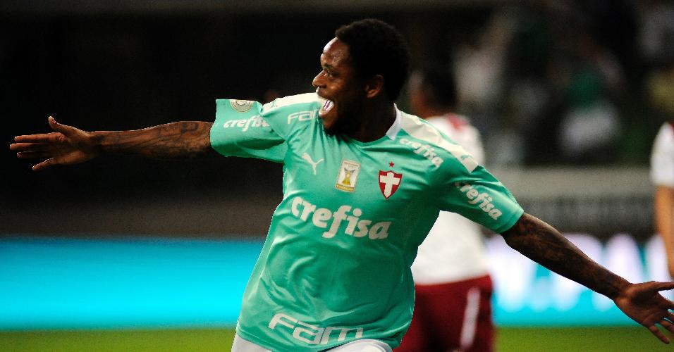 Luiz Adriano comemora gol do Palmeiras contra o Fluminense