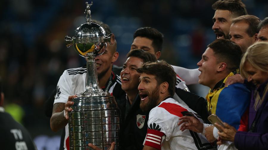 Marcelo Gallardo, técnico do River Plate, comemora com jogadores do elenco a conquista da Libertadores da América de 2018 - Cezaro de Luca/Getty Images