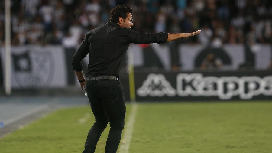 Alberto Valentim sinaliza para o time durante Botafogo x Internacional, pelo Brasileiro - Vítor Silva/Botafogo