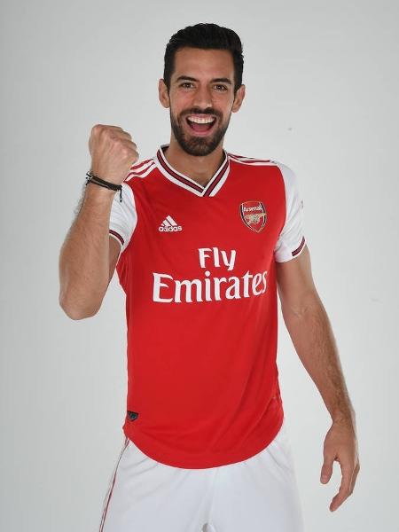 Pablo Marí posa para foto com a camisa do Arsenal - Divulgação/Arsenal