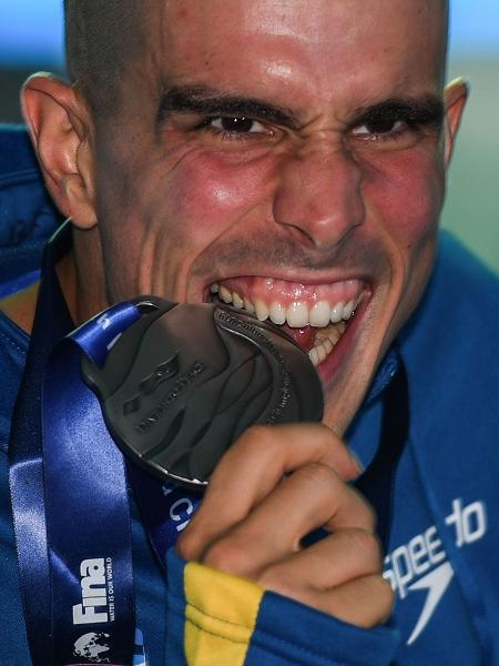 Bruno Fratus comemora medalha de prata conquistada no Mundial de 2019 - ED JONES/AFP