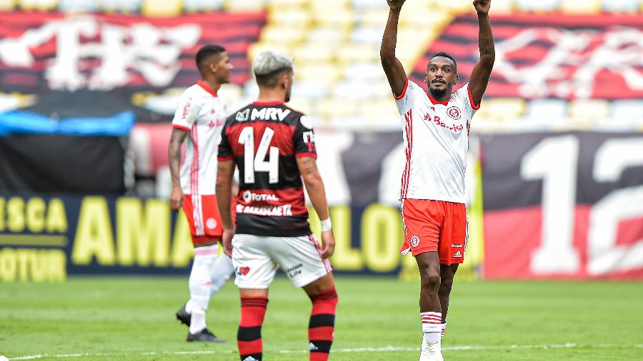 Edenílson, do Inter, comemora seu gol diante do Flamengo - Thiago Ribeiro/AGIF