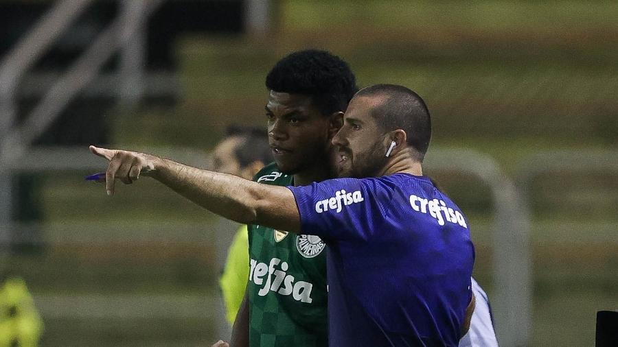 Newton conversa com o auxiliar João Martins, no jogo entre Palmeiras e São Bento - Cesar Greco