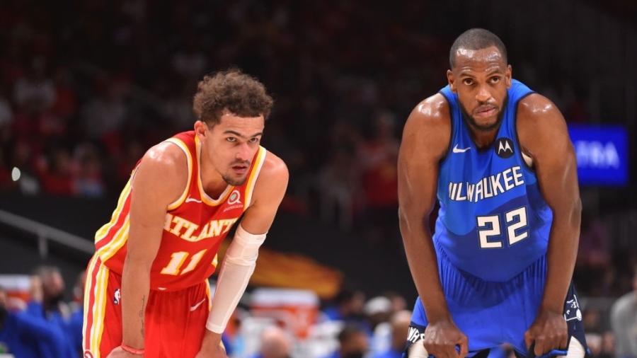 Trae Young e Khris Middleton, durante jogo 3 entre Atlanta Hawks e Milwaukee Bucks  - Jesse D. Garrabrant/NBAE via Getty Images