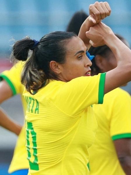 Marta comemora gol diante da China na estreia da seleção nas Olimpíadas de Tóquio - AFP