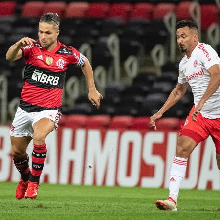 Diego, do Flamengo, e Lindoso, do Inter - Alexandre Vidal / Flamengo
