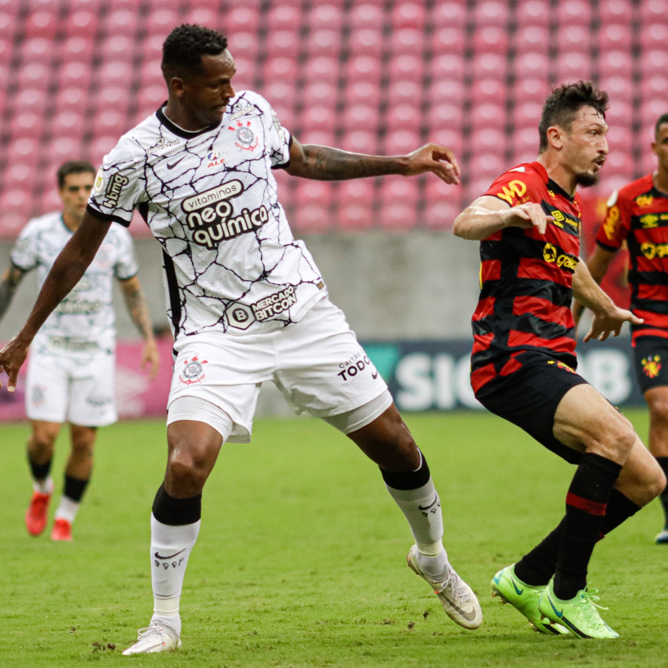 Focados no Brasileirão, Corinthians e Flamengo medem forças em