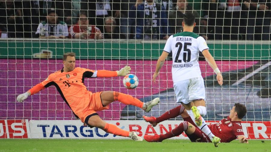 Manuel Neuer não consegue impedir gol do Borussia Moenchengladbach contra o Bayern de Munique - REUTERS