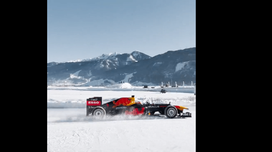 Max Verstappen, da Red Bull, pilotando na neve antes da temporada começar - Reprodução web: // Twitter Red Bull Racing