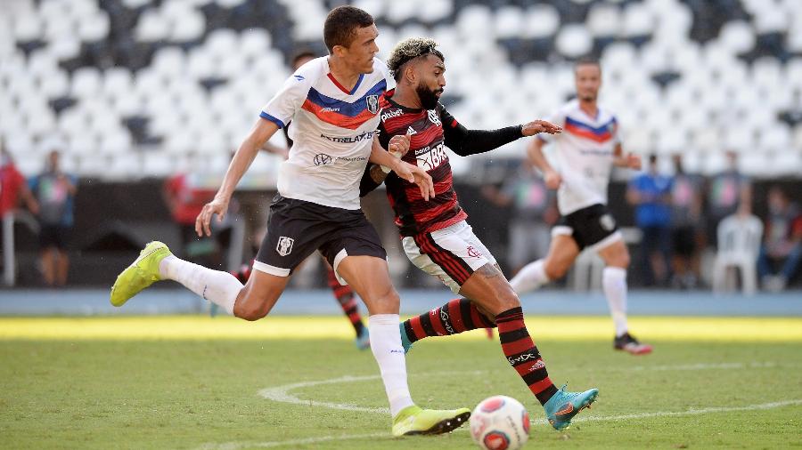 Gabigol, do Flamengo, tenta a jogada em duelo contra o Resende, pelo Campeonato Carioca - DHAVID NORMANDO/FUTURA PRESS/FUTURA PRESS/ESTADÃO CONTEÚDO