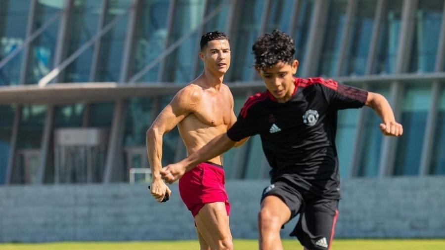 Cristiano Ronaldo joga bola com filho mais velho - Reprodução/Instagram