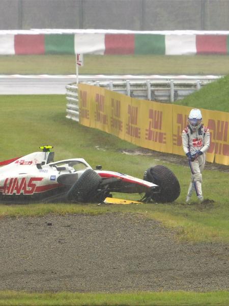 Mick Schumacher bate o carro após o final do TL1 do GP do Japão de F1 - Divulgação/F1