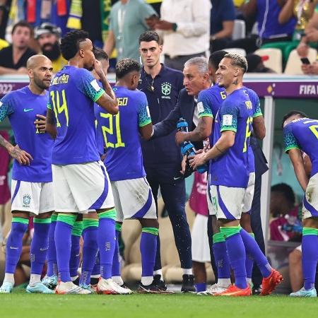 Tite conversa com jogadores da seleção brasileira durante a partida contra Camarões, pela Copa do Mundo - Robbie Jay Barratt/Getty