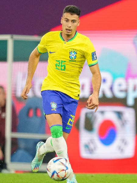 Gabriel Martinelli controla a bola durante jogo entre Brasil e Coreia do Sul na Copa do Qatar - Manuel Reino Berengui/DeFodi Images via Getty Images