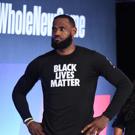 LeBron James, com camisa com a frase "Vidas Negras Importam" - Andrew D. Bernstein/NBAE via Getty Images