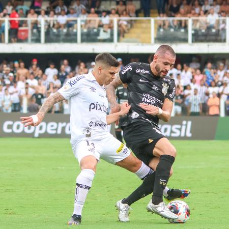 Rodrigo Fernández e Renato Augusto disputam a bola em Santos x Corinthians - Fernanda Luz/AGIF