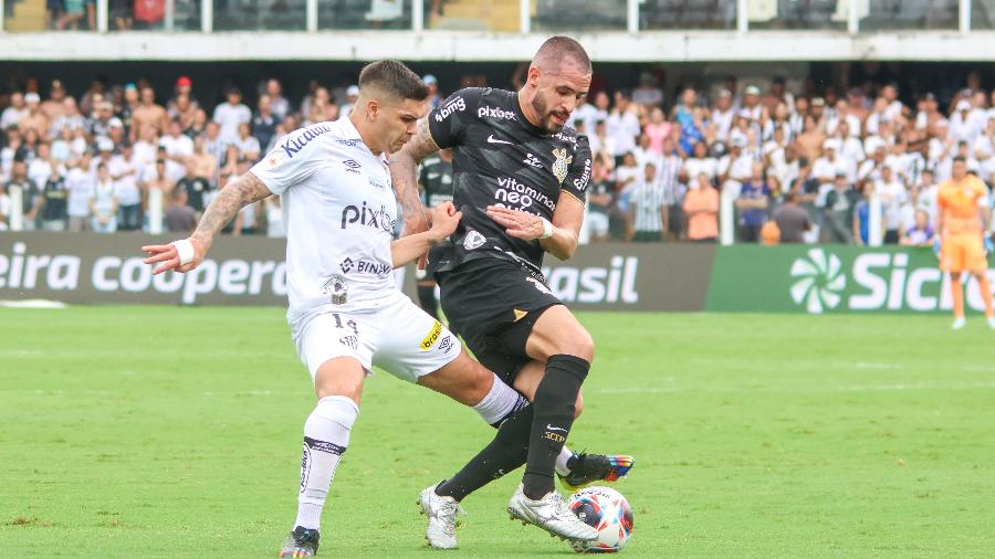 Rodrigo Fernández e Renato Augusto disputam a bola em Santos x Corinthians