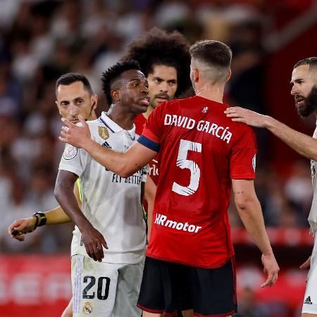 Vinicius Junior se desentendeu com alguns jogadores do Osasuna durante a final da Copa do Rei - DeFodi Images/DeFodi Images via Getty Images