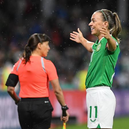 Katie McCabe comemora o gol olímpico da Irlanda na Copa 2023