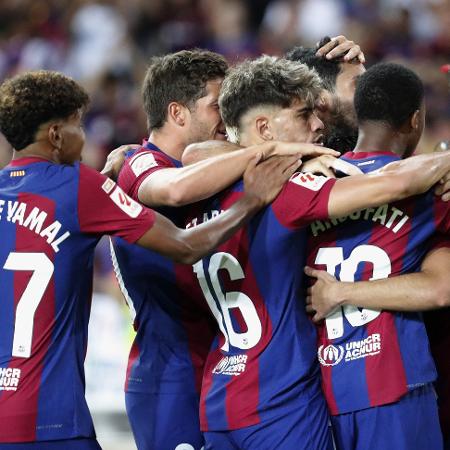 Jogadores do Barcelona comemoram gol de Pedri no jogo contra o Cadiz, pelo Espanhol