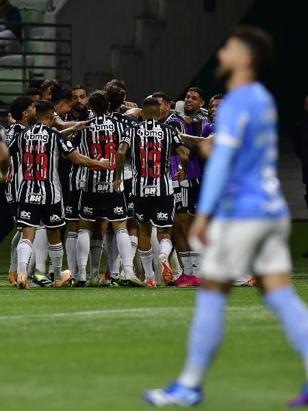 Jogadores do Atlético-MG comemoram em meio à decepção de atletas do Palmeiras em jogo do Campeonato Brasileiro