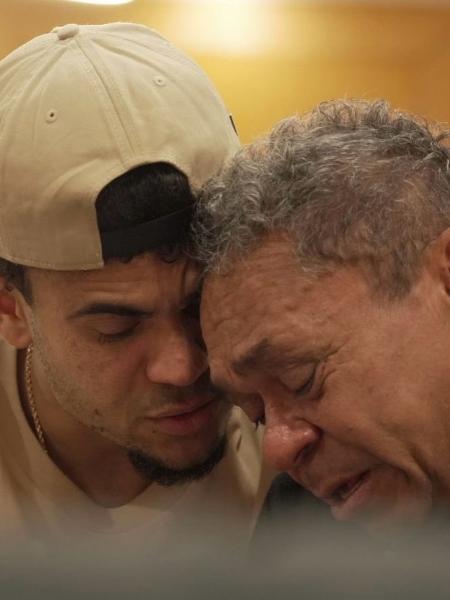 Luís Díaz reencontra o pai na concentração da seleção, após sequestro